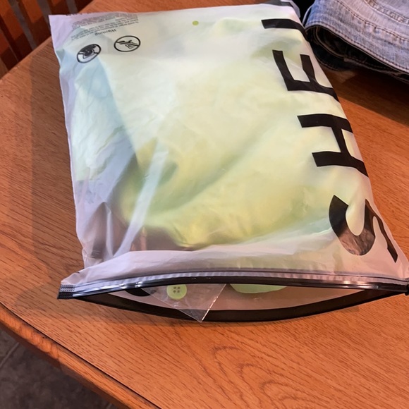 Short and crop top outfit - Picture 7 of 7